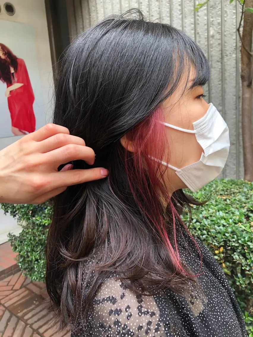 セミロング カラー イヤリングカラー ピンクカラー 高山🐬髪質改善 池袋で縮毛矯正のヘアスタイル