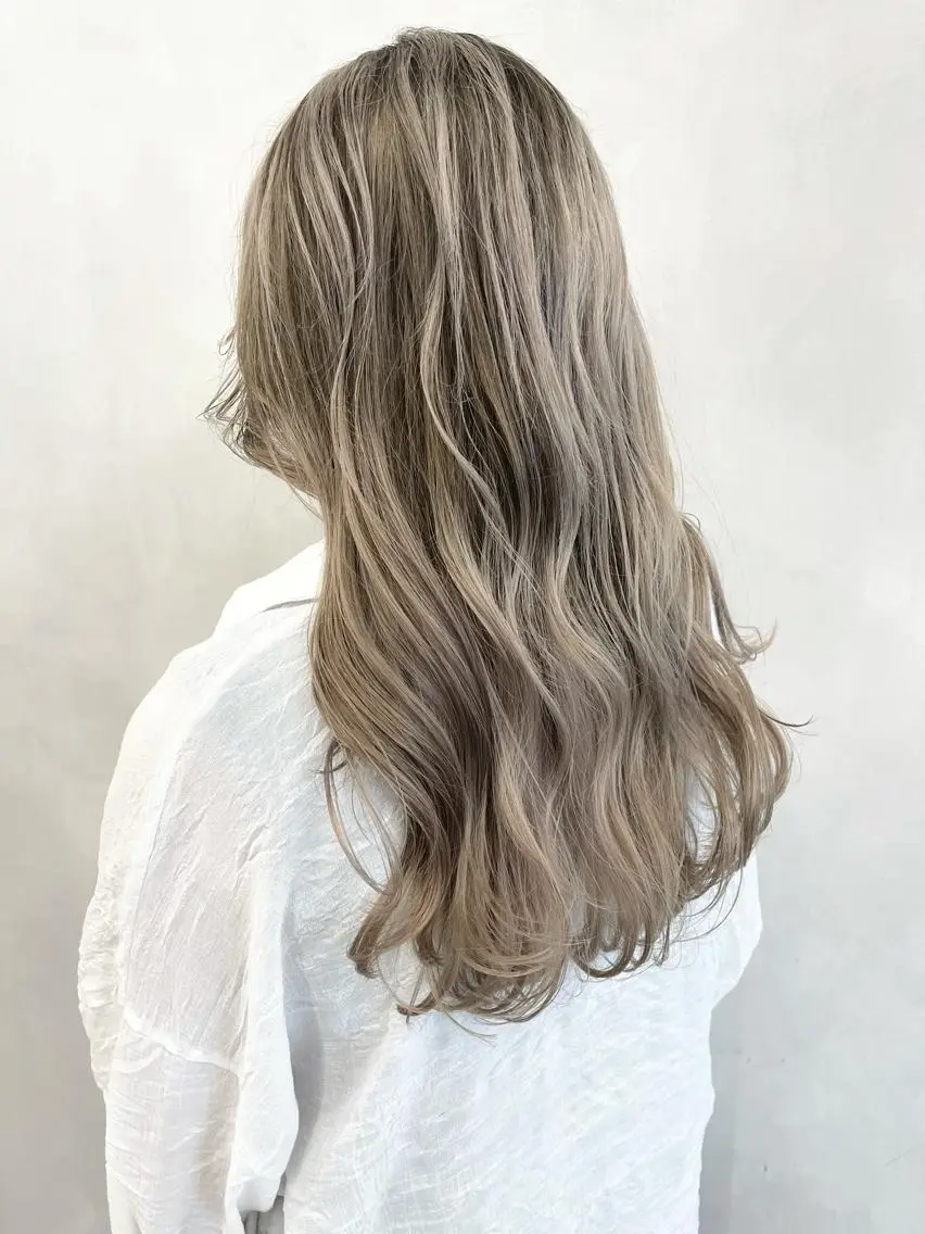 ロング カラー ベージュカラー ブリーチ ホワイトベージュ ヘアカラー トリートメント 🦋レイヤーカット ミドリカワ🦋のヘアスタイル