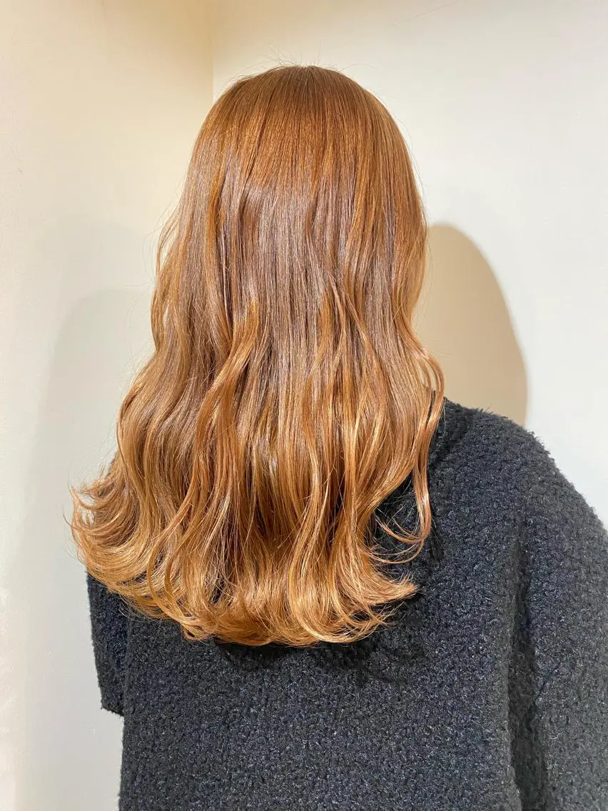 セミロング カラー ベージュカラー オレンジ オレンジベージュ COLO✨️ 白川綺香のヘアスタイル