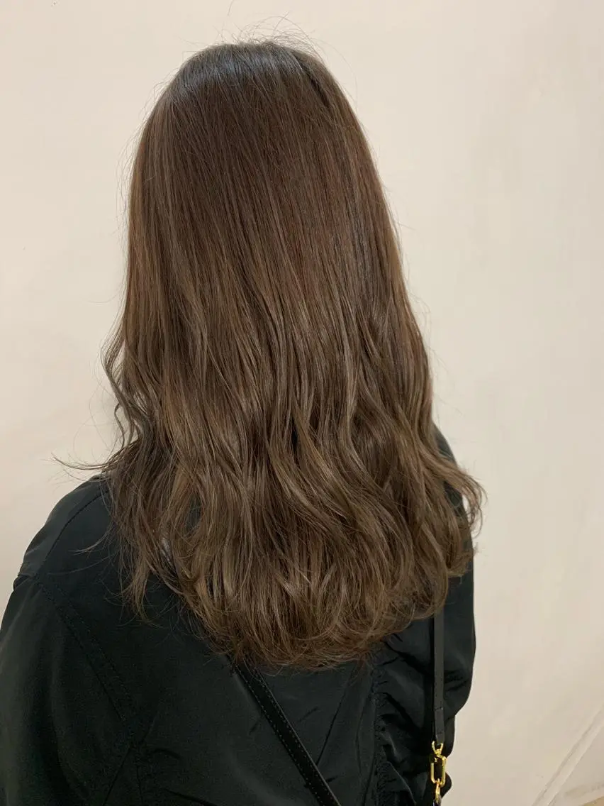 ミディアム カラー カット ヘアカラー トリートメント レイヤーカット 西村あきやのヘアスタイル