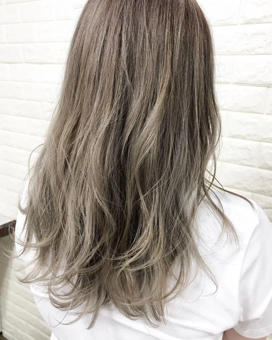 セミロング カラー バレイヤージュ ベージュカラー ブリーチ ケアブリーチ レイヤーカット ヘアカラー トリートメント famille ファミーユのヘアスタイル