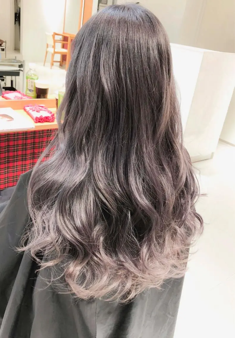 ロング カラー グラデーションカラー グレージュ ラベンダーカラー ラベンダーグレージュ ラベンダーグレー ヘアカラー トリートメント Days 透明感カラーのヘアスタイル