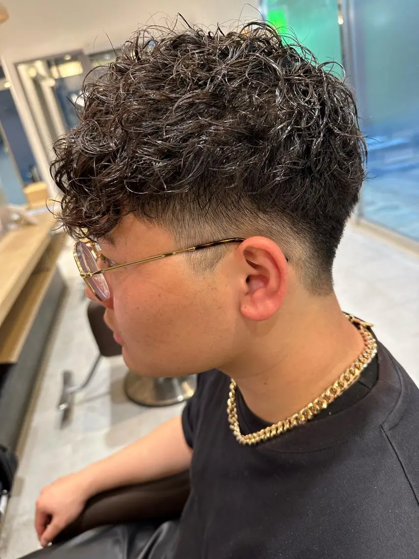 ショート パーマ メンズ フェードカット メンズパーマ スペインカール 刈り上げ 波巻きパーマ 💈メンズ特化 美容師サキ💈のヘアスタイル