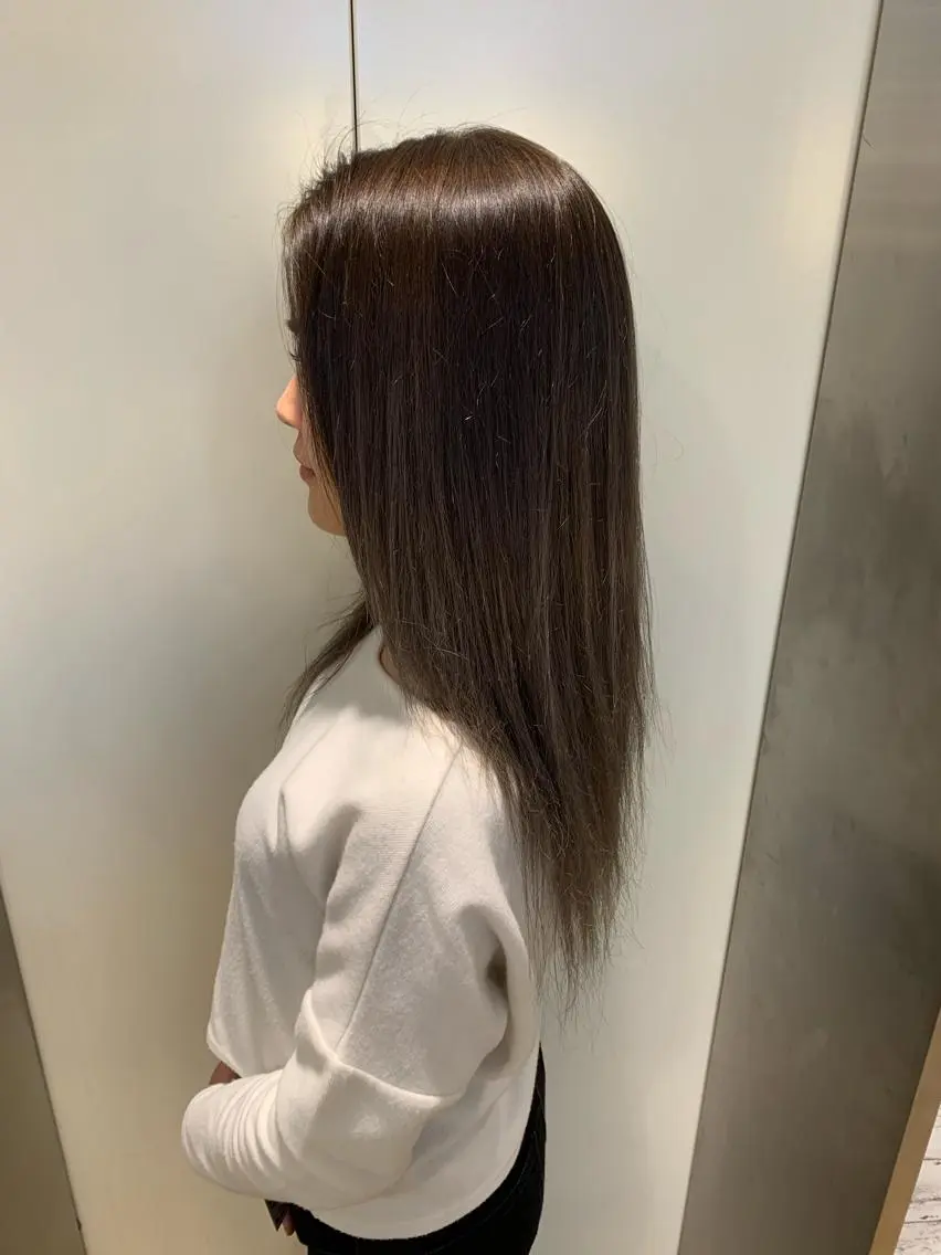 ロング カラー ブリーチ グラデーションカラー グレージュ 天野 利咲のヘアスタイル