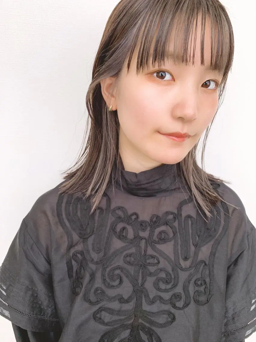 セミロング ハイライト シンマ チヒロのヘアスタイル