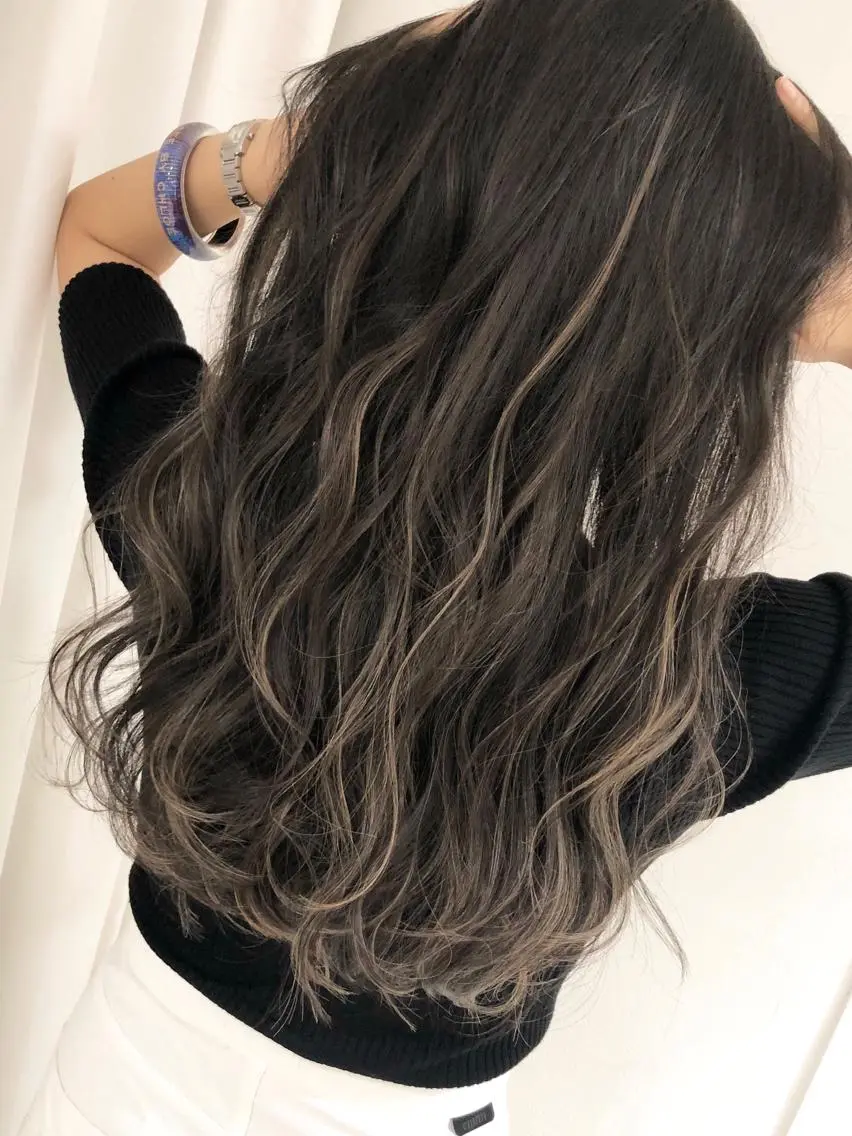 ロング カラー グレージュ ハイライトカラー 3Dハイライト ハイライト 若杉 諒のヘアスタイル