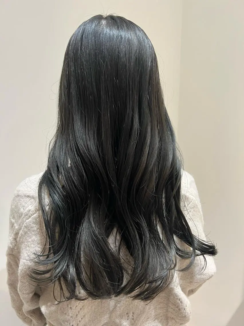 ロング カラー ダークグレー 暗髪カラー🫐パーマ おくだりんかのヘアスタイル