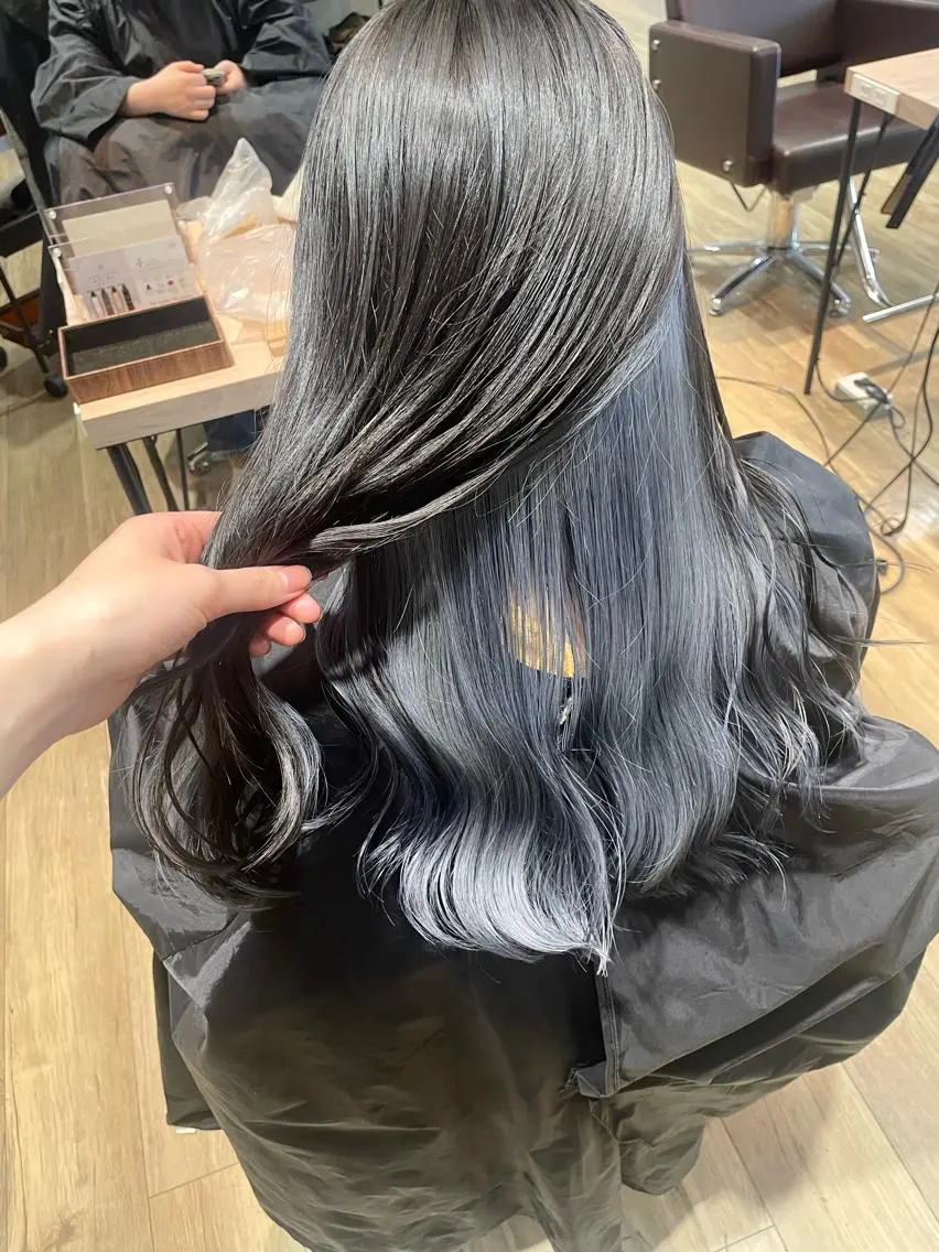ロング アッシュ 前田 菜奈子のヘアスタイル