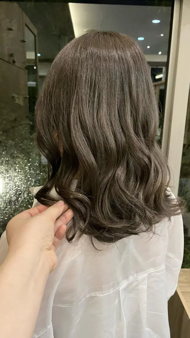 セミロング カラー 透明感カラー グレージュ 栗林 姫花のヘアスタイル