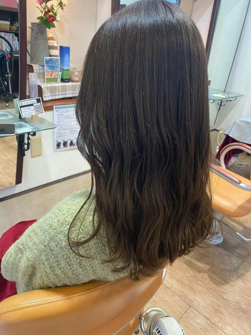 ロング カラー 透明感カラー オリーブグレー サプリームヘア 飯田みち瑠のヘアスタイル
