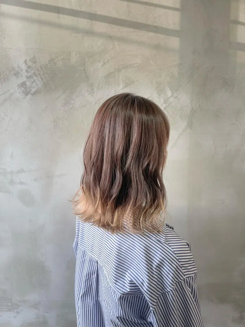 セミロング カラー 佐々木 まゆかのヘアスタイル