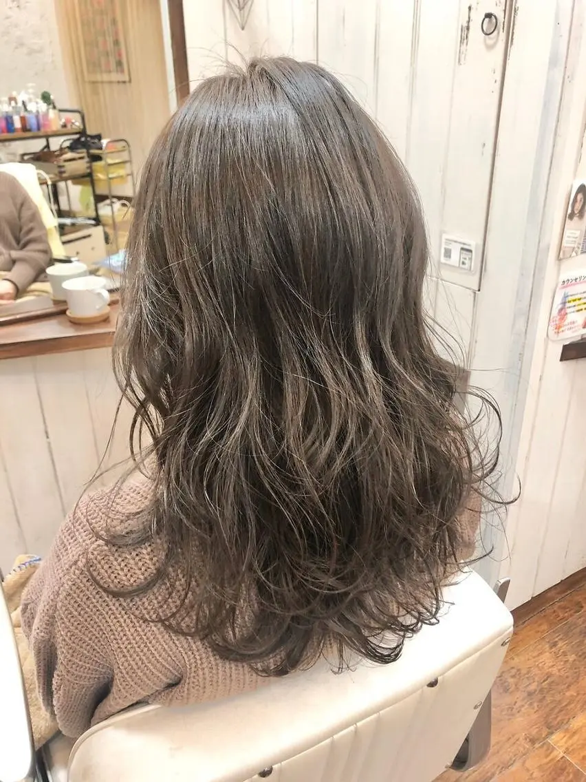 ミディアム カラー ブリーチ 透明感カラー グレージュ ブリーチなしカラー ヘアカラー トリートメント LUSTY 長井明里のヘアスタイル