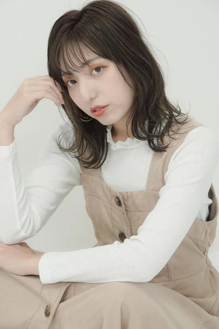 ミディアム HITOMI .のヘアスタイル
