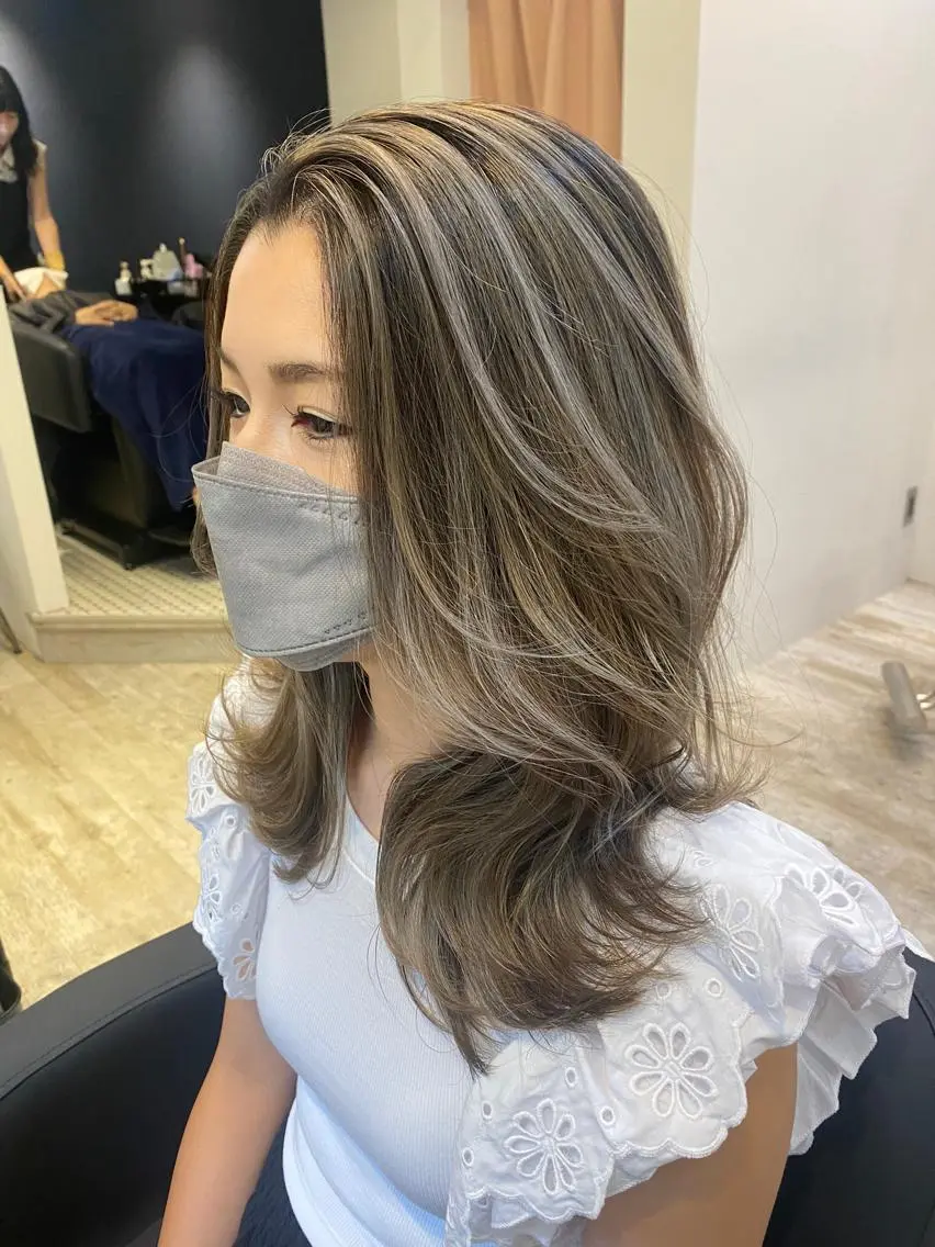セミロング カラー バレイヤージュ ベージュカラー ブリーチ ブロンド ケアブリーチ カット ヘアカラー トリートメント ヘッドスパ 顔まわりレイヤー× 韓国ヘアオタベシンヤのヘアスタイル