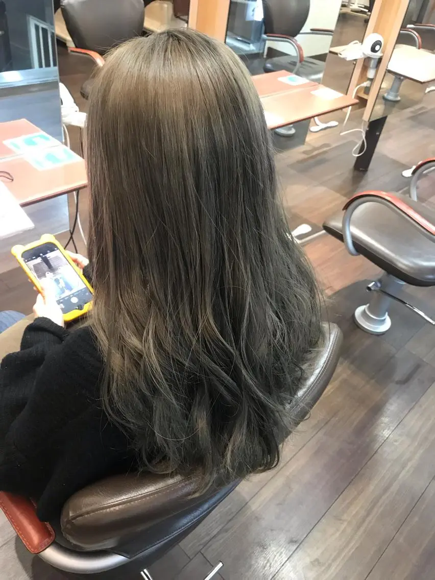 セミロング カラー グレージュ 西川 佑樹のヘアスタイル