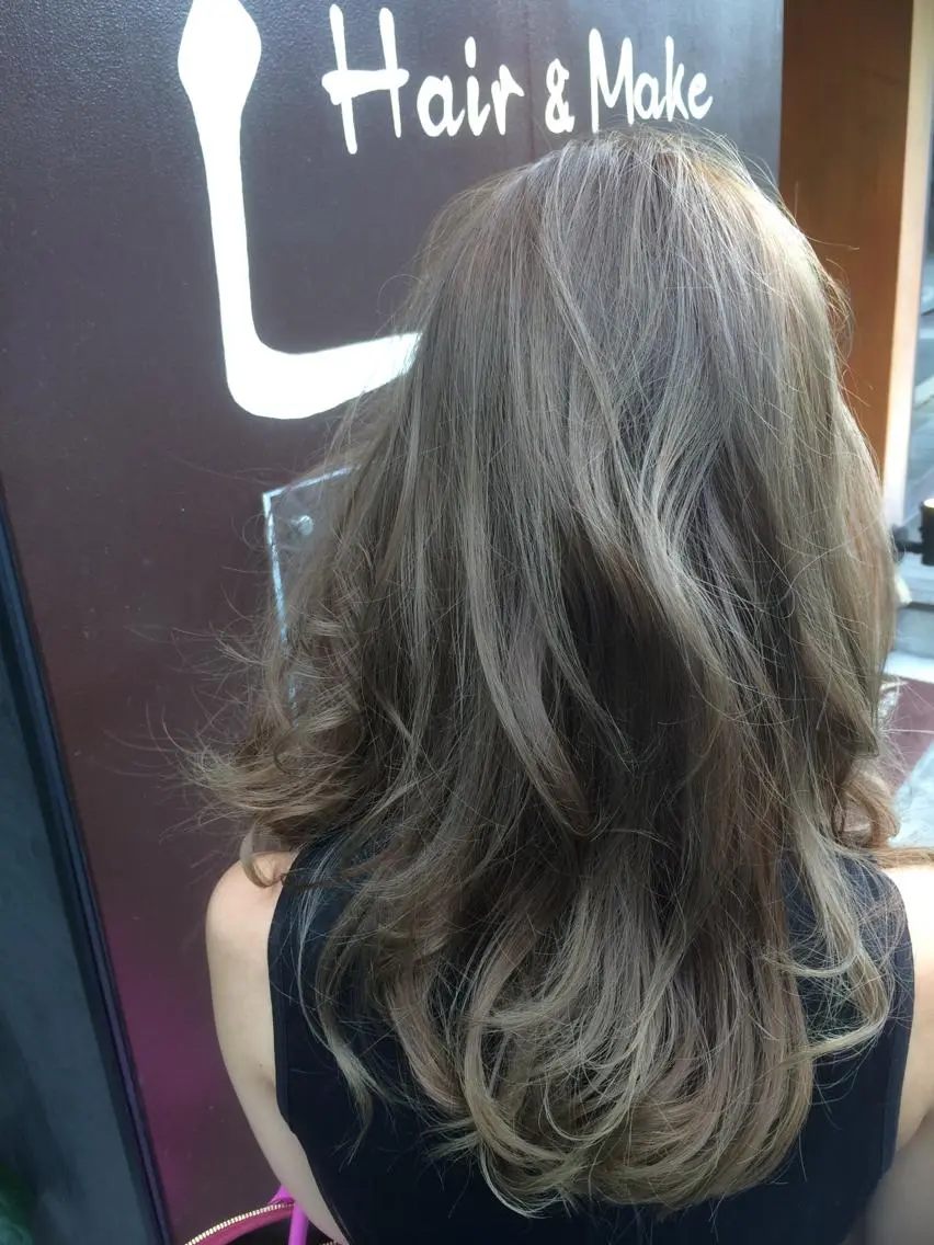 セミロング アッシュ ハイライト Eliss 堀江のヘアスタイル