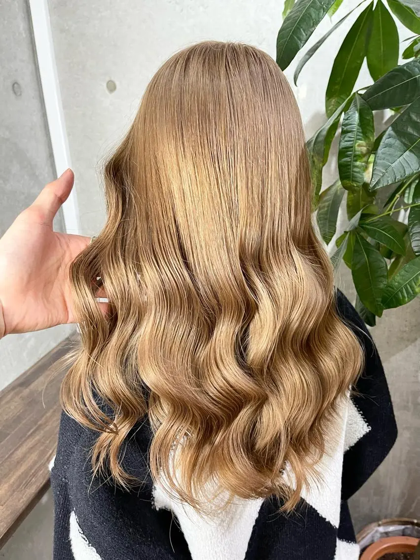 カラー ベージュカラー ミルクティーベージュ ヘアカラー トリートメント Kazu 🌠名古屋 ハイトーン/レイヤーのヘアスタイル