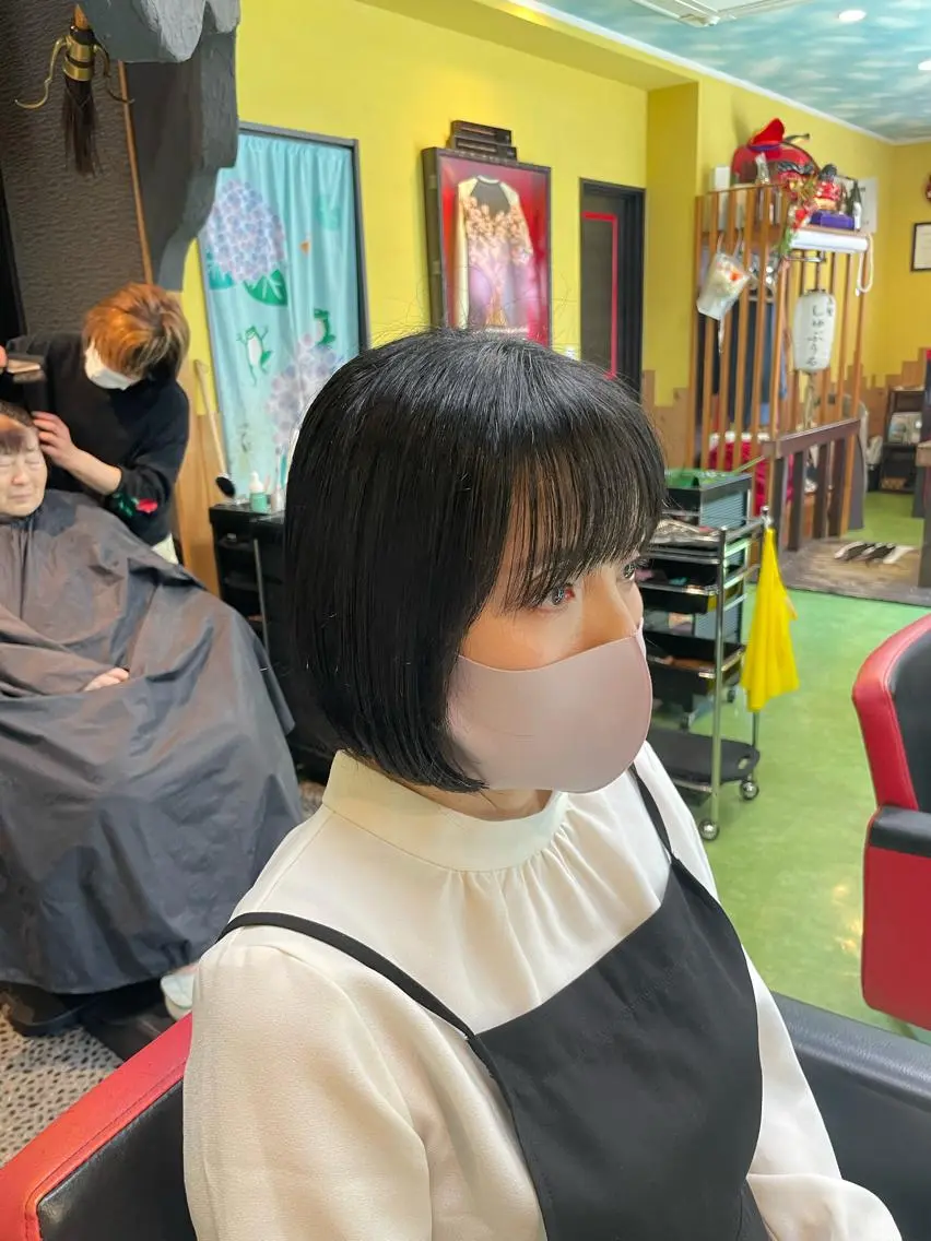 ミディアム ボブ カット デザインカラー🏝️ 須賀汐音のヘアスタイル