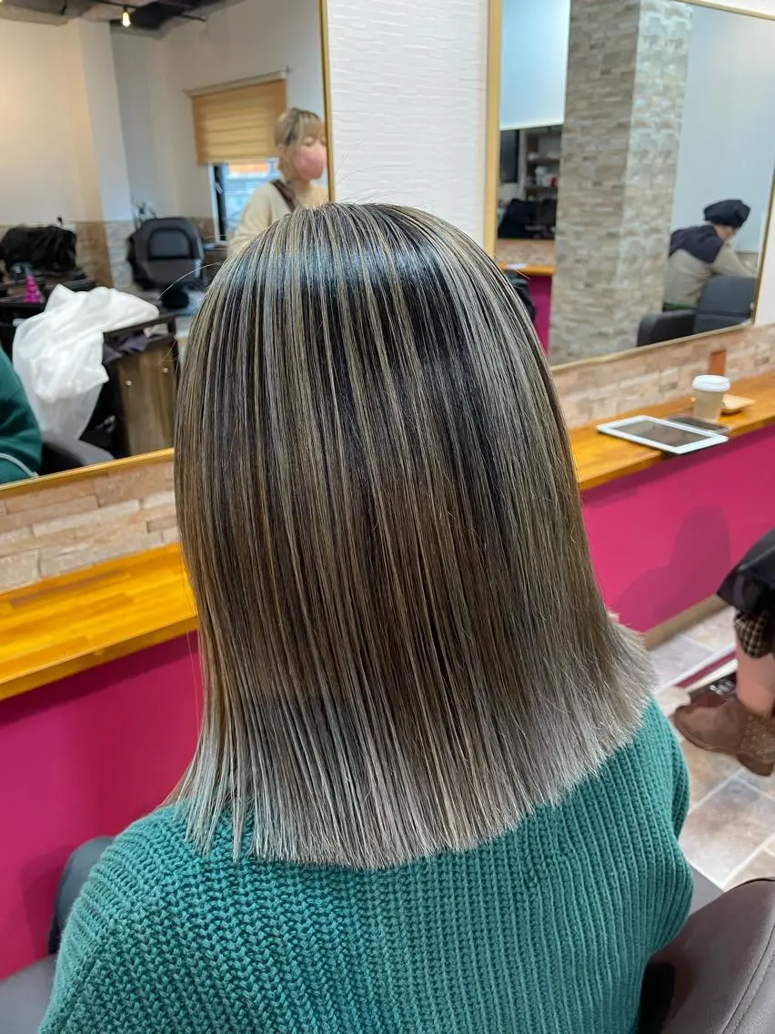 セミロング カラー バレイヤージュ グレージュ レイヤーカット ヘアカラー YUI/ ブリーチカラー🌷のヘアスタイル