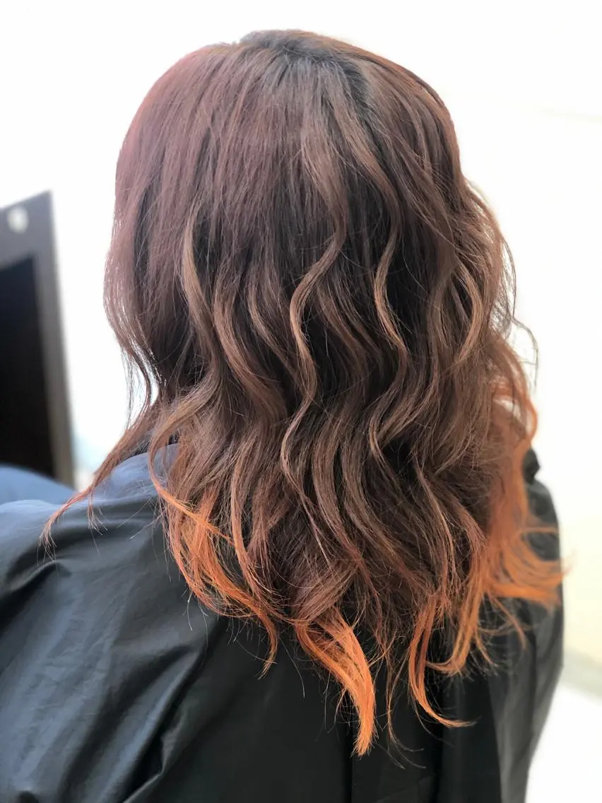 セミロング カラー オレンジ 嶌田 沙紀のヘアスタイル