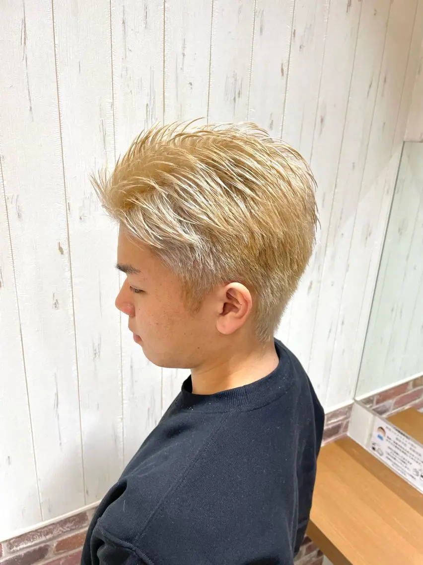 ショート カラー メンズ メンズバレイヤージュ メンズブリーチ メンズハイライト メンズインナーカラー アディクシーカラー ヘアカラー 中嶋 紘夢のヘアスタイル