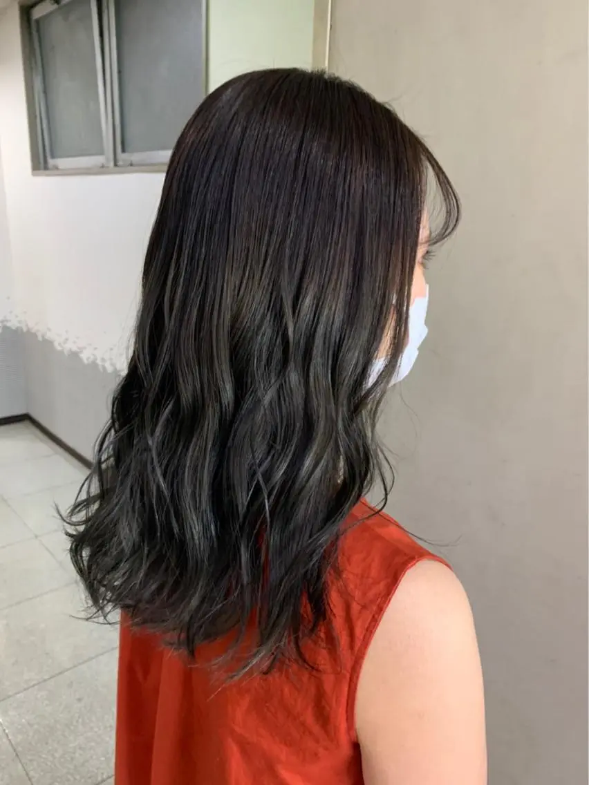 ミディアム カラー ブリーチ グレージュ オリーブグレージュ オリーブグレー 清村 和音のヘアスタイル
