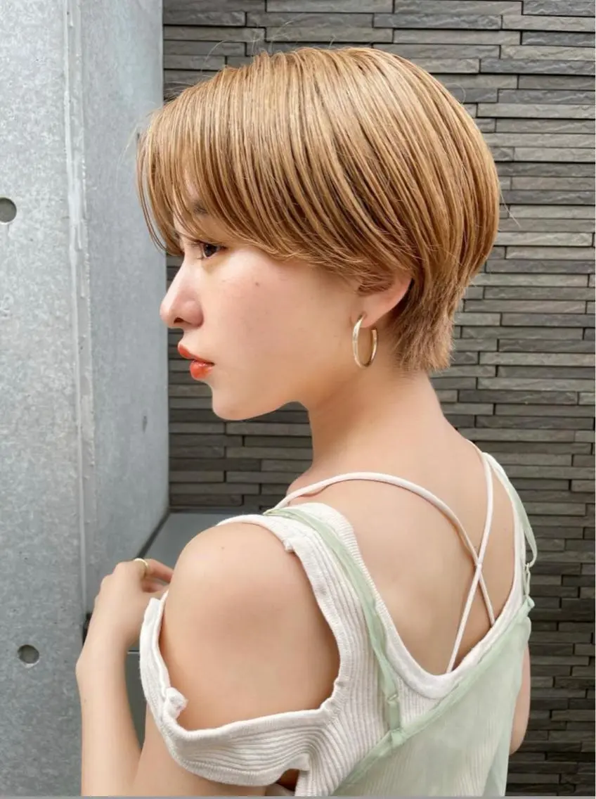 ミディアム カラー パーマ ヘアアレンジ メンズ キッズ ネイル マツエク・マツパ カット トリートメント レイヤーカット/ 巻ける縮毛矯正のヘアスタイル