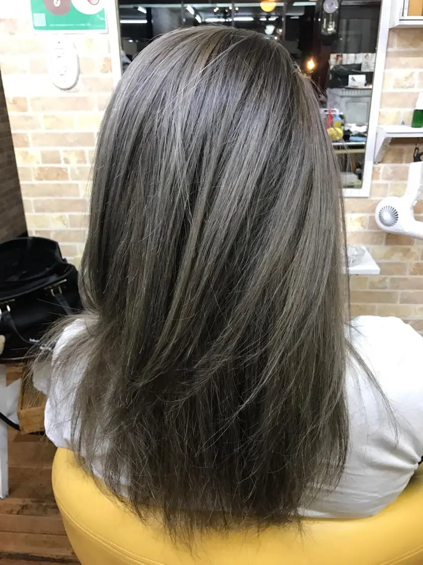 ミディアム カラー アッシュ 黒髪 メッシュ シルバー シルバーアッシュ お→の さとしのヘアスタイル