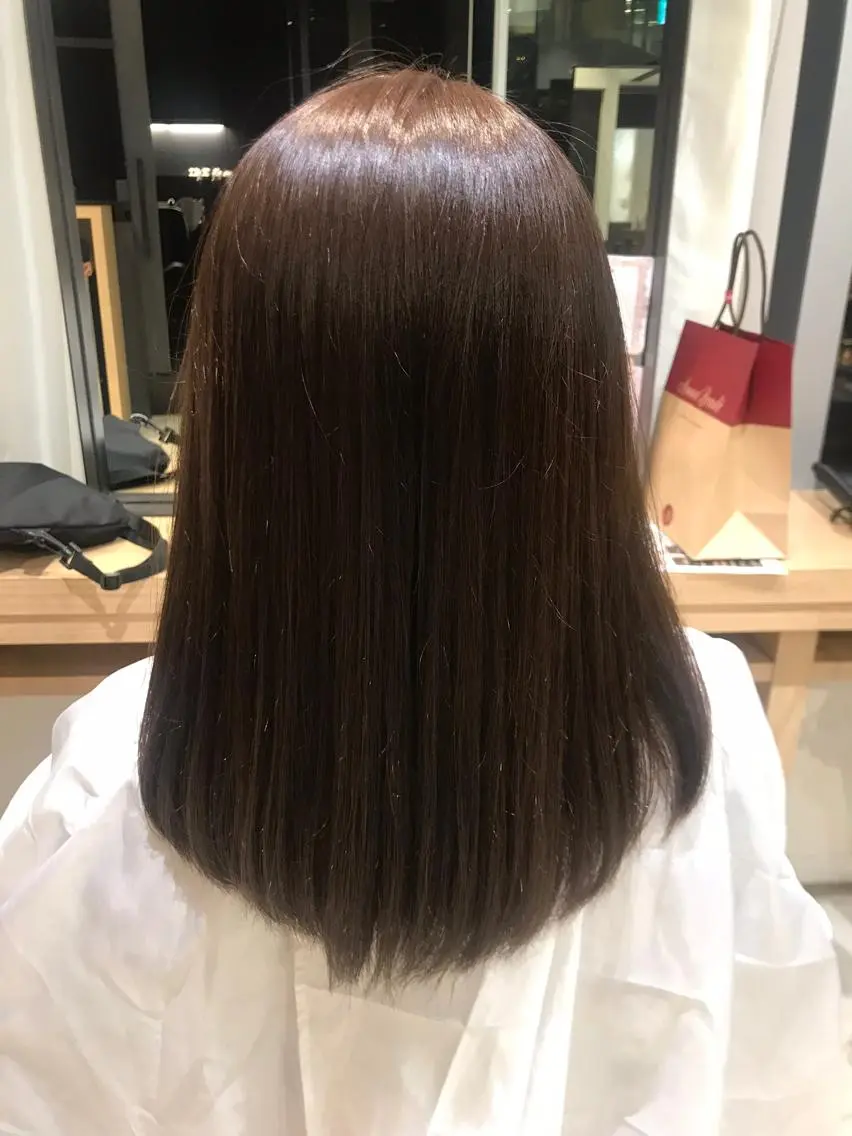 セミロング くせ毛 外国人風カラー ハイライト 髪質改善 似合わせカット カット ヘアカラー トリートメント 土佐 優奈のヘアスタイル