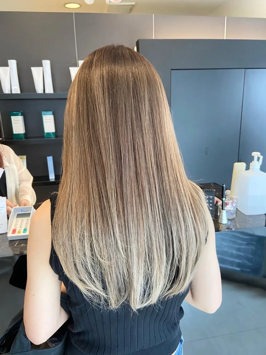 ロング カラー ベージュカラー ハイトーンカラー ハイトーンベージュ ヘアカラー トリートメント 浅川 実行のヘアスタイル