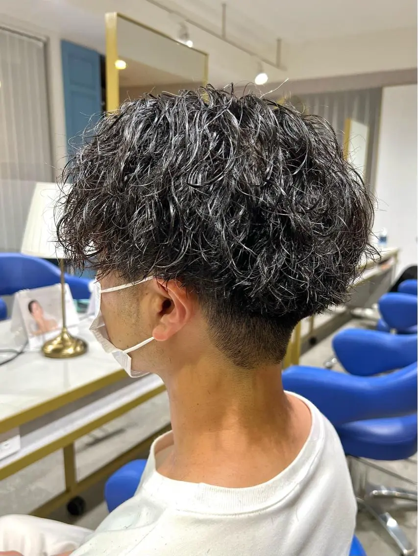 ショート パーマ メンズ センターパート メンズパーマ メンズツイストパーマ ツイストスパイラルパーマ 波巻きパーマ メンズパーマ職人 加藤 弘貴のヘアスタイル