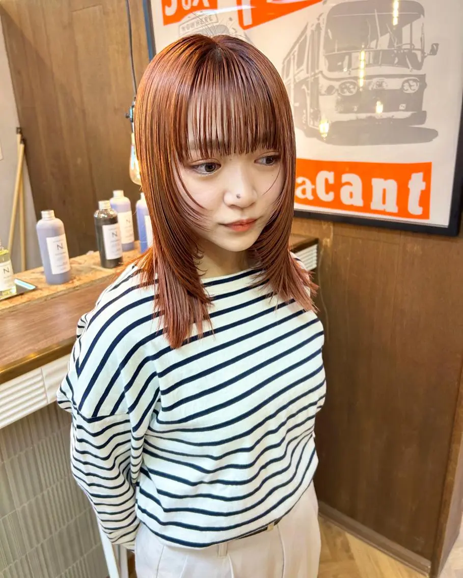 ミディアム カラー パーマ ヘアアレンジ ベージュカラー オレンジ 顔まわりレイヤー レイヤーカット ワイドバング デザインカラー/ボブ ブリーチカラー/ユリのヘアスタイル