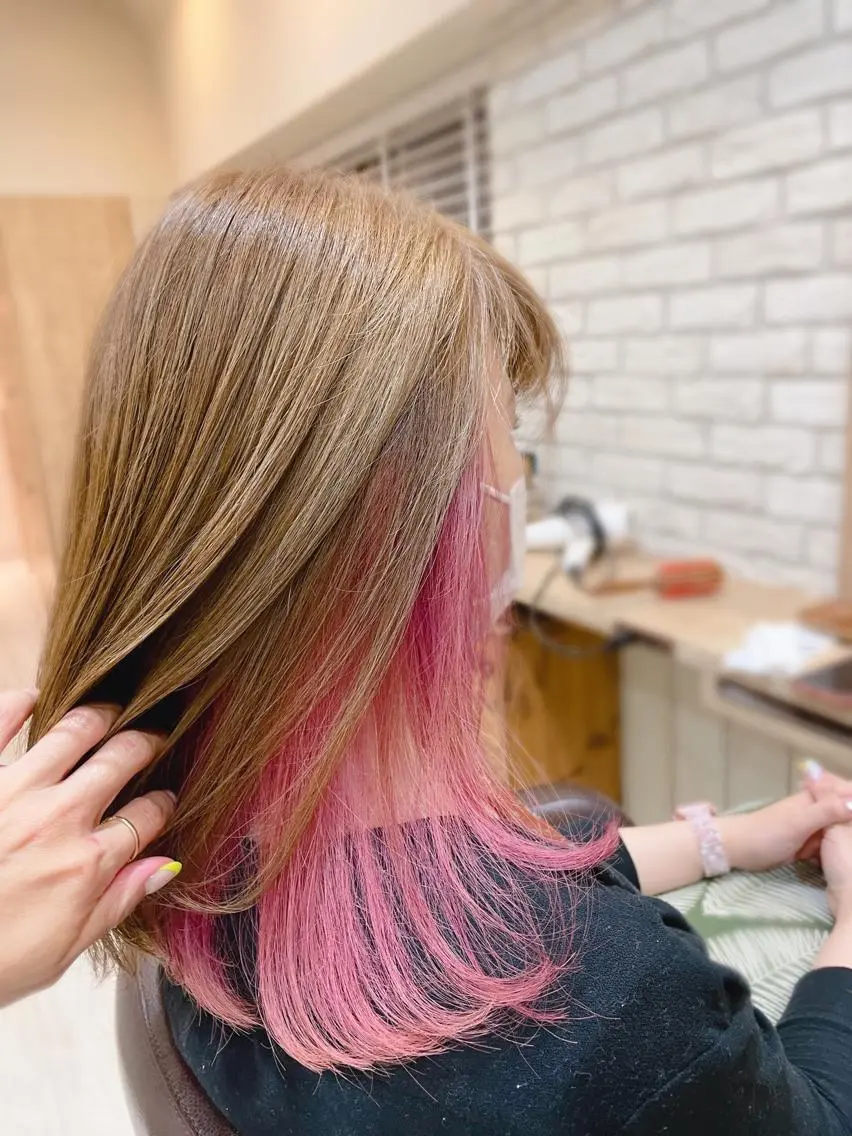 セミロング カラー インナーカラー ピンクカラー 清水 有実子のヘアスタイル