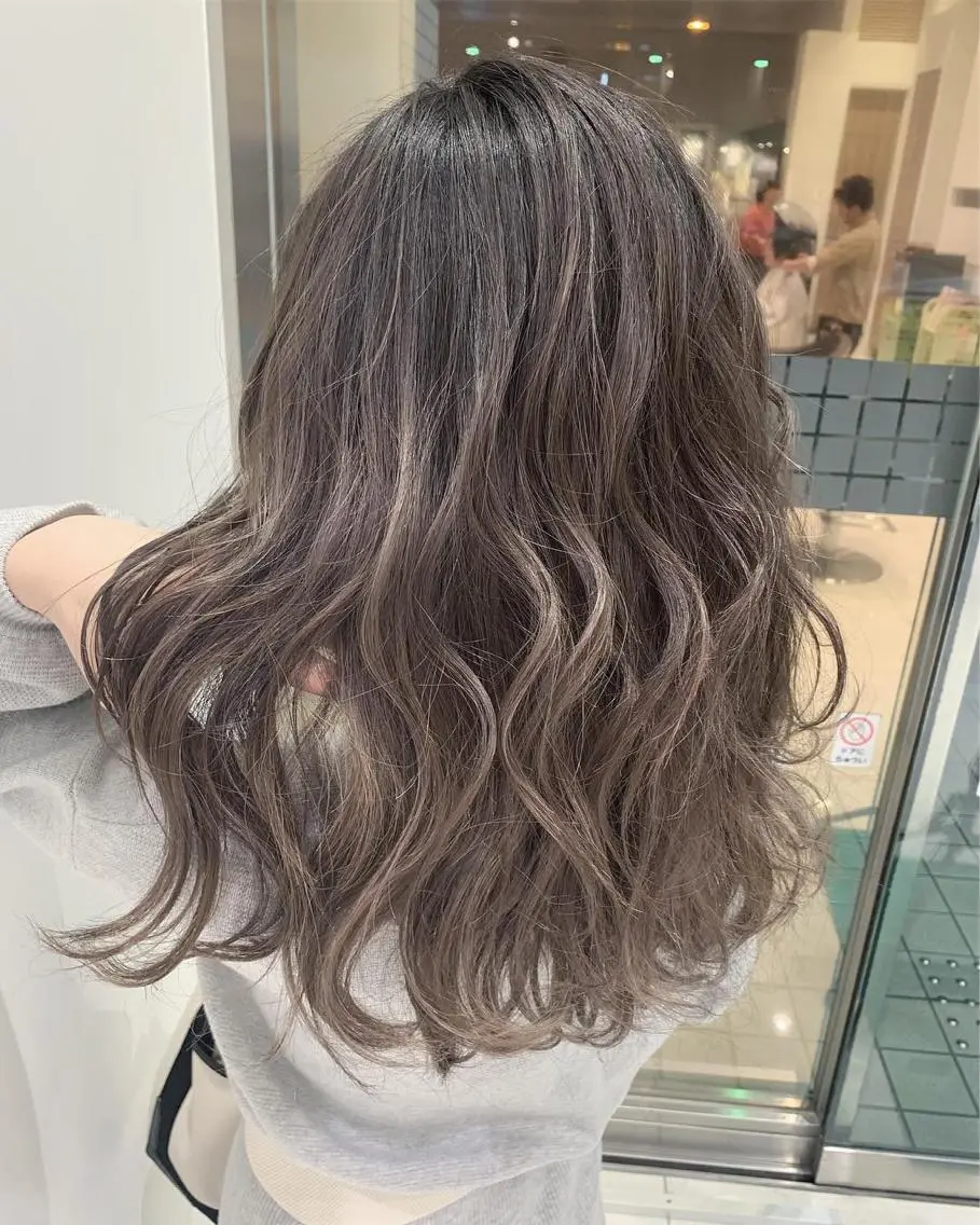 セミロング カラー グラデーションカラー ハイライトカラー ハイライト カット ヘアカラー ブリーチ/バレイヤ ージュ川端裕司のヘアスタイル