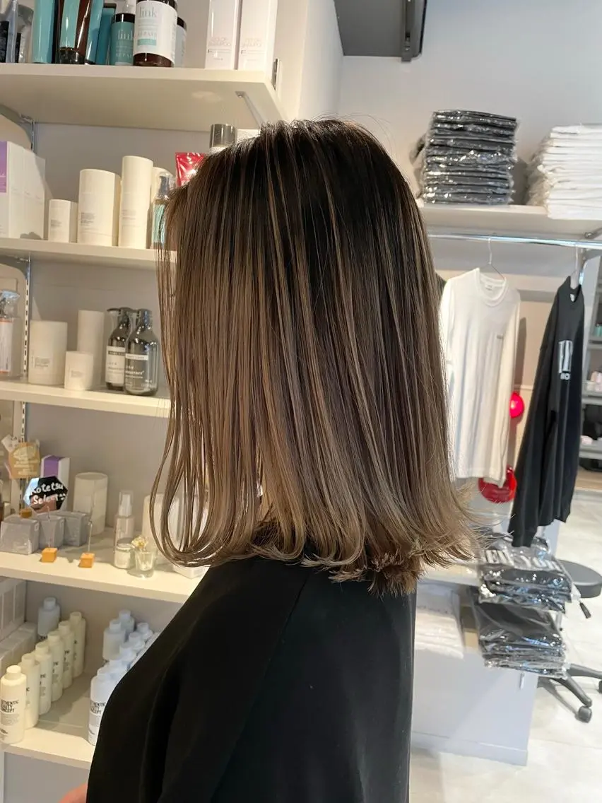 ミディアム カラー バレイヤージュ レイヤーカット ブリーチ👩🦳/ ✂︎MANAMIのヘアスタイル