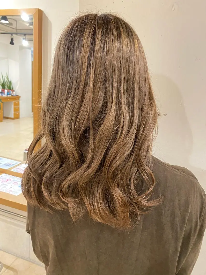 ミディアム カラー ヘアアレンジ ベージュカラー 安澤 彩奈のヘアスタイル