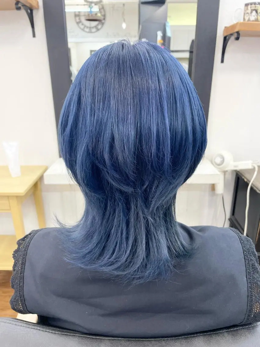 セミロング カラー ブリーチ ブルーカラー ウルフカット 青木 優歩のヘアスタイル
