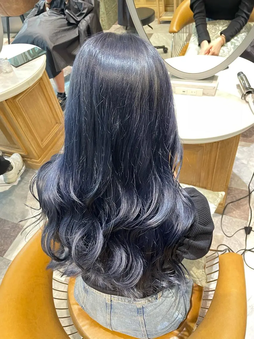 ロング カラー ベージュカラー 黒髪 ブリーチ ブルーカラー ブルーブラック ヘアカラー トリートメント 木屋元一/透明感 /前髪/レイヤーのヘアスタイル