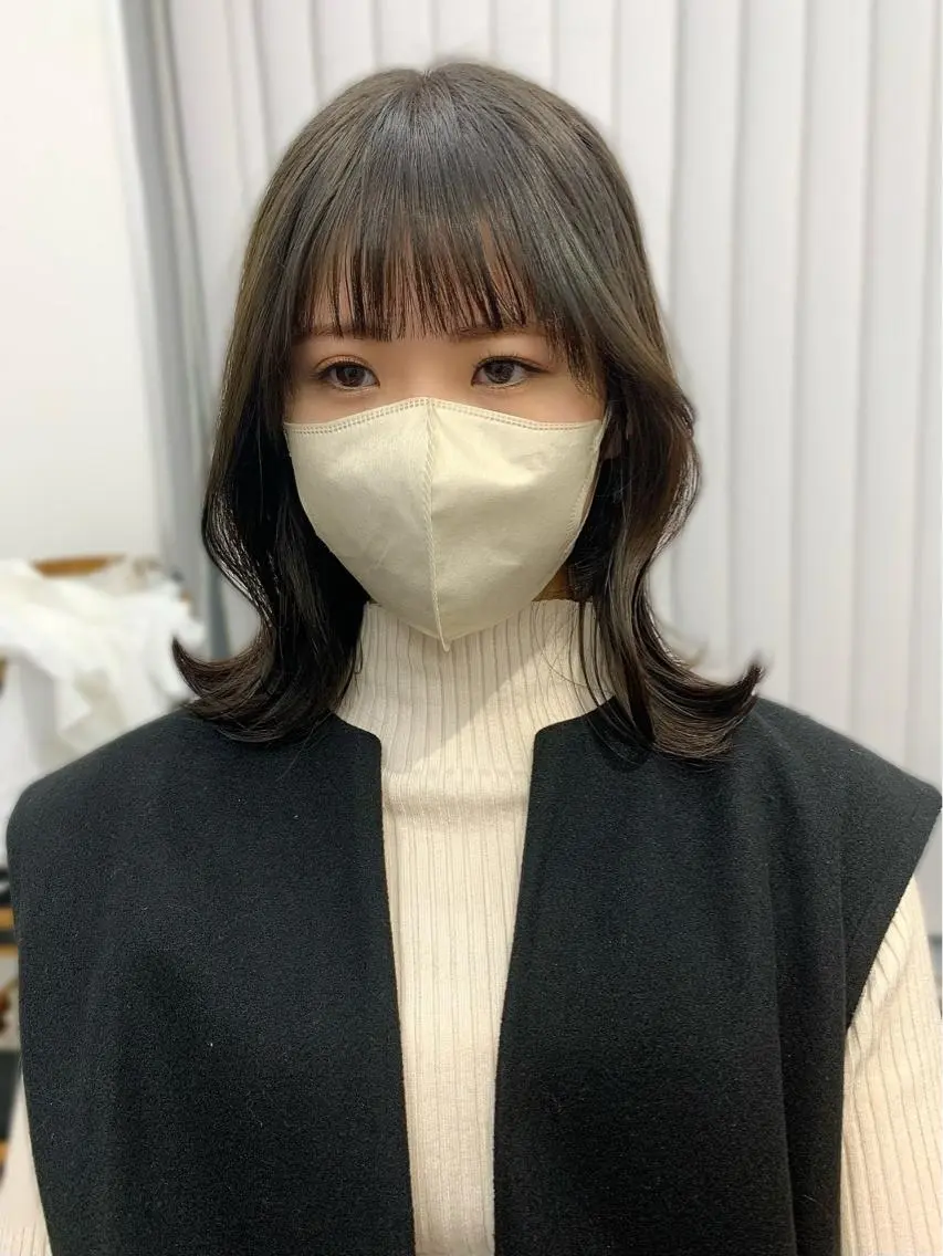 ミディアム カラー パーマ ヘアアレンジ メンズ キッズ ネイル マツエク・マツパ アイブロウ カット トリートメント レイヤーカット／ 巻ける縮毛矯正のヘアスタイル