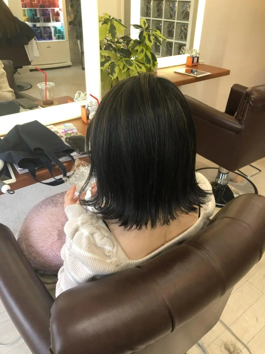 ミディアム カラー 切りっぱなしボブ ブリーチ ケアブリーチ ハイライトカラー ボブ Aujua ソムリエ 勝又舞夏のヘアスタイル