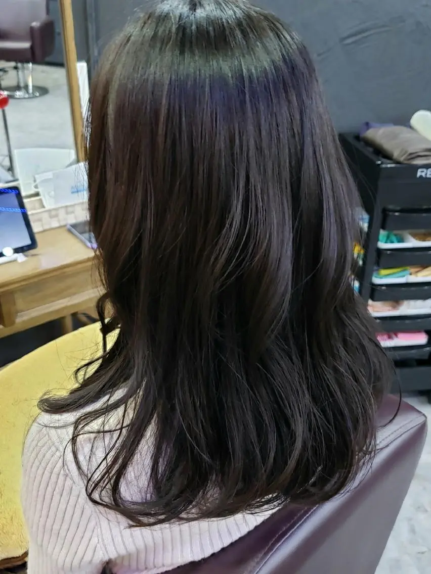 ミディアム カラー 黒髪 ブルーカラー ブルーブラック カット ヘアカラー トリートメント 柴田 えいじのヘアスタイル