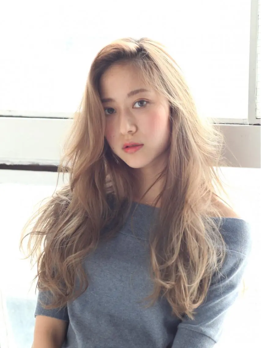ロング カラー パーマ ヘアアレンジ ベージュカラー 透明感カラー ミルクティーベージュ ✨ハイクオリティ✨ 山本香也のヘアスタイル