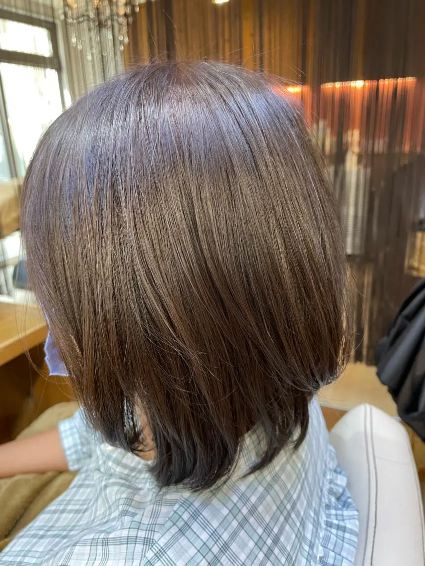 ミディアム アッシュ 山木 裕子のヘアスタイル