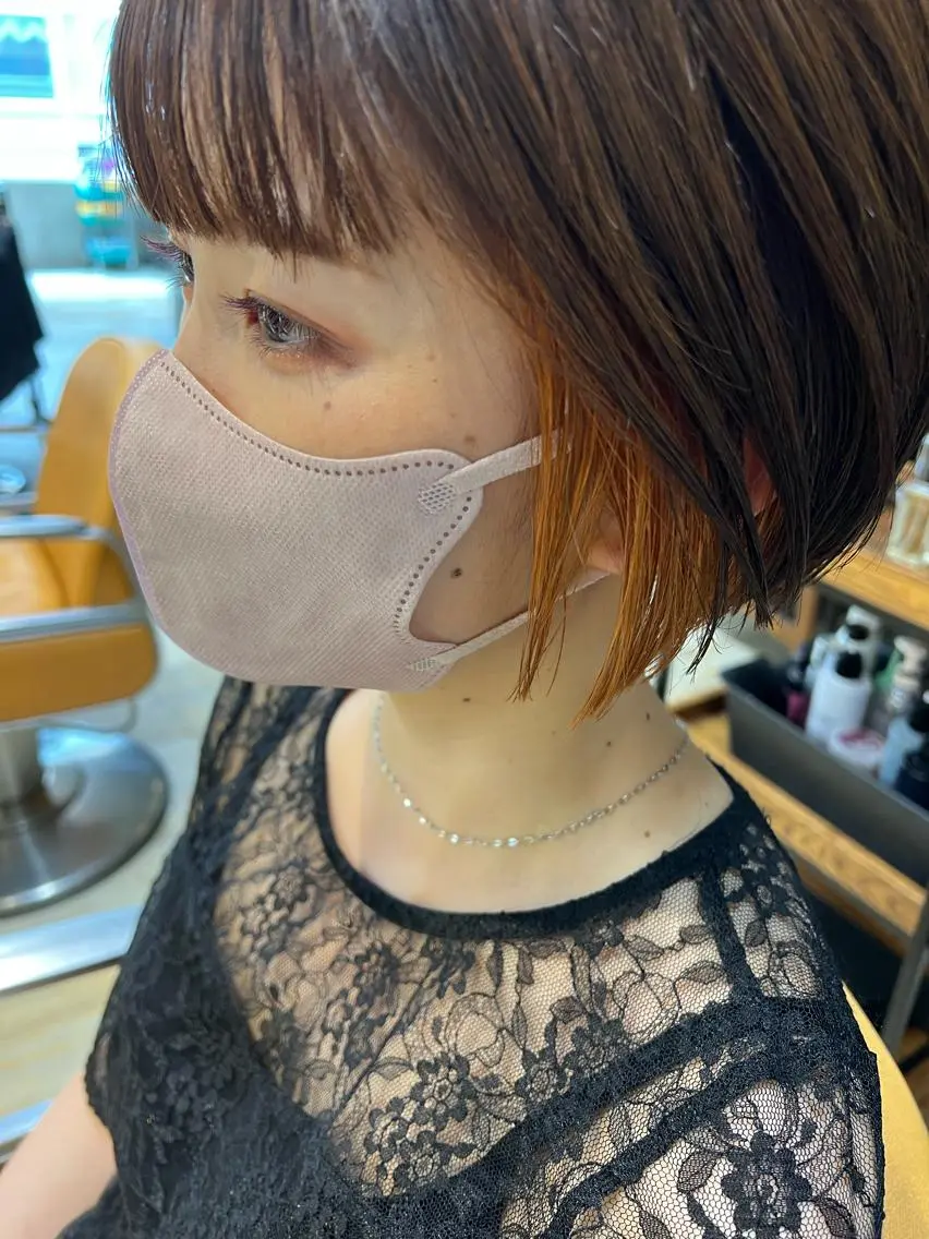 ショート カラー ヘアアレンジ ショートボブ 丸みショート イヤリングカラー オレンジ ボブ カット ヘアカラー トリートメント サナ🌱 切りっぱなしボブのヘアスタイル