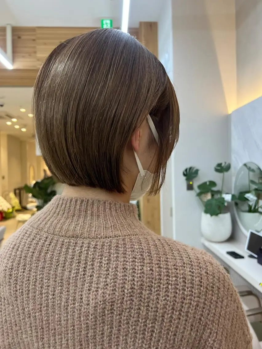 ショート カラー 切りっぱなしボブ 前下がりボブ ベージュカラー ブリーチ グレージュ カット ヘアカラー トリートメント レイヤー専門家 ダブルカラー修のヘアスタイル