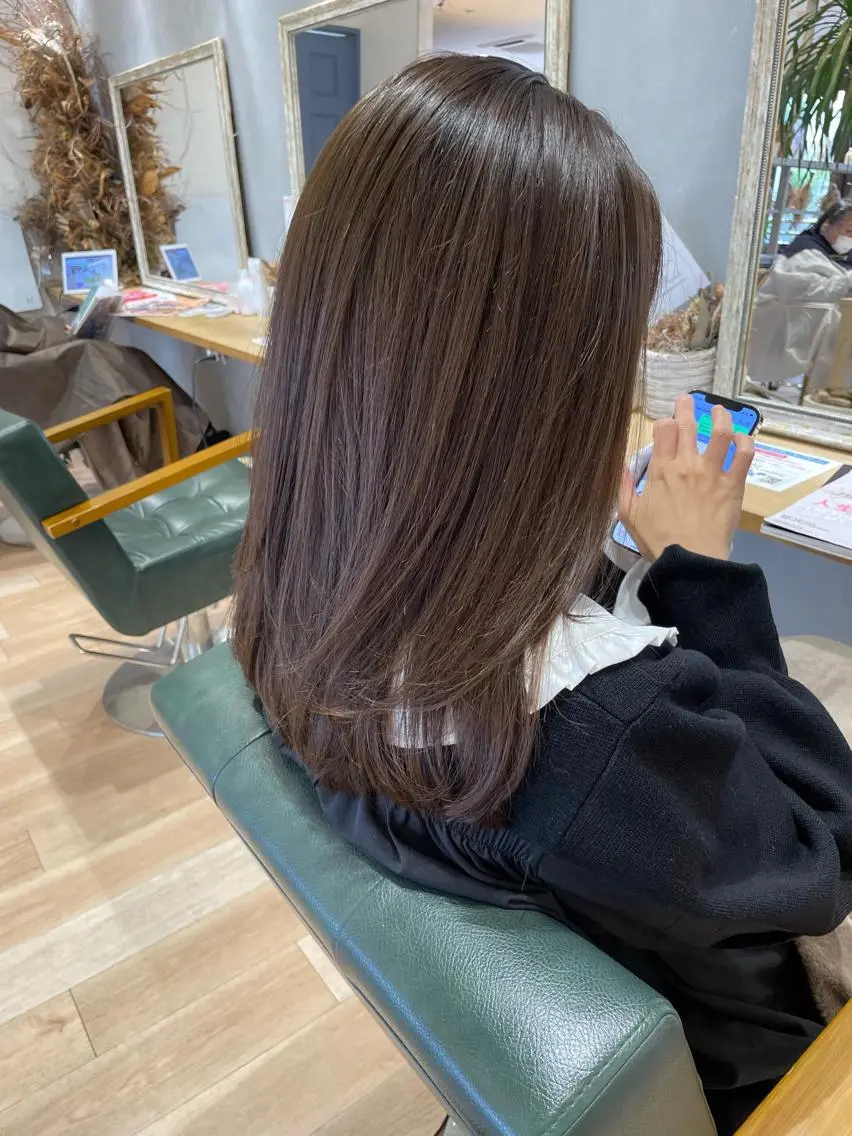ロング カラー ベージュカラー オリーブベージュ ヘアカラー 比嘉 千咲のヘアスタイル
