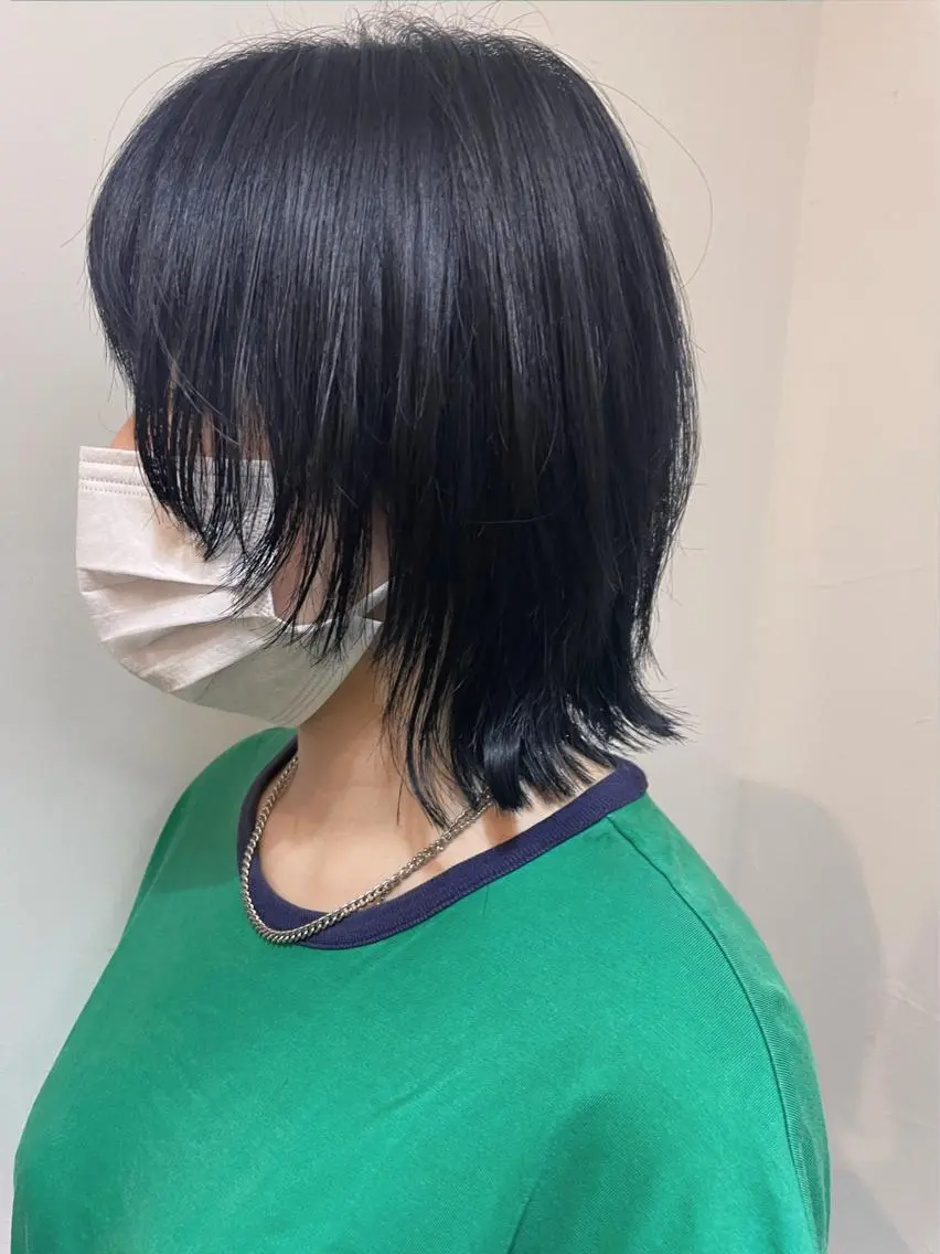 ミディアム カラー 黒髪 ブルーカラー ブルーブラック ウルフカット 💛🤍U too e’s /店長🧸のヘアスタイル