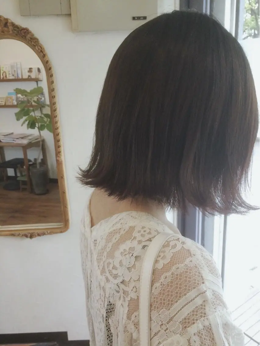 ミディアム ボブ 外ハネヘア カット ヘアカラー トリートメント 島尻 徳人のヘアスタイル
