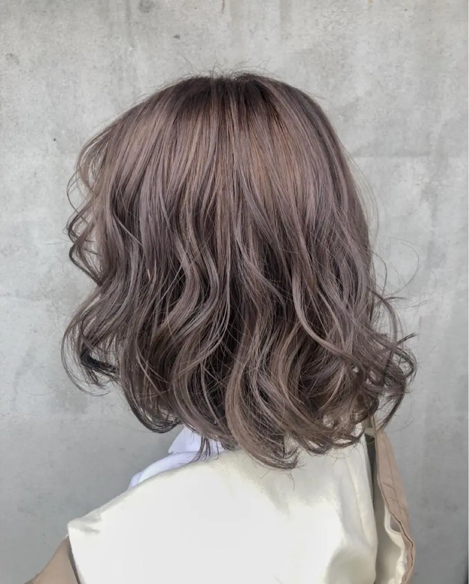 セミロング カラー ベージュカラー ブリーチ ダブルカラー ミルクティーベージュ 学生 佐藤 美聡のヘアスタイル
