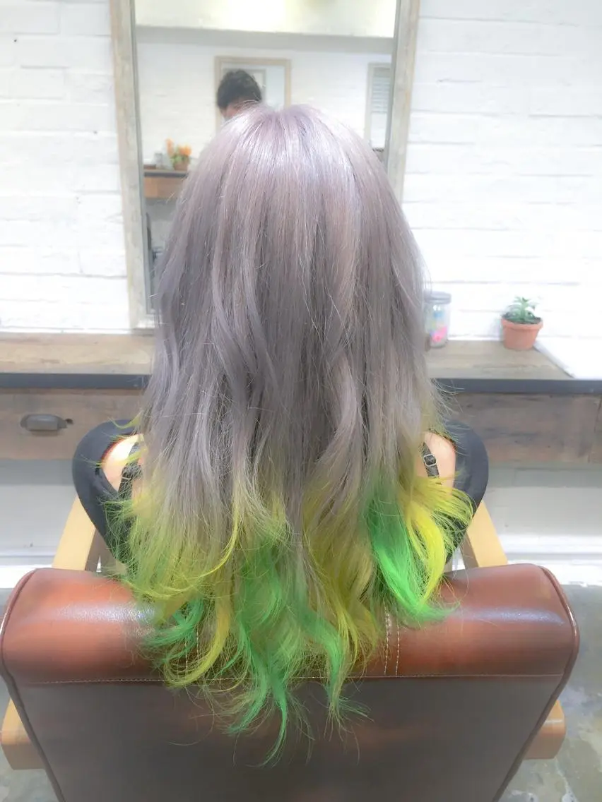 セミロング ロング カラー メッシュ イエローカラー エクステリピート率 No.1 菊池　悠介のヘアスタイル